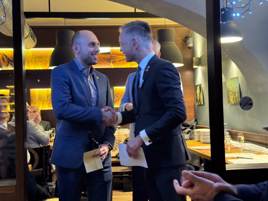 Prezident Lukáš Pichrt se vítá s viceguvernérem distriktu D-111 Christianem Flössnerem