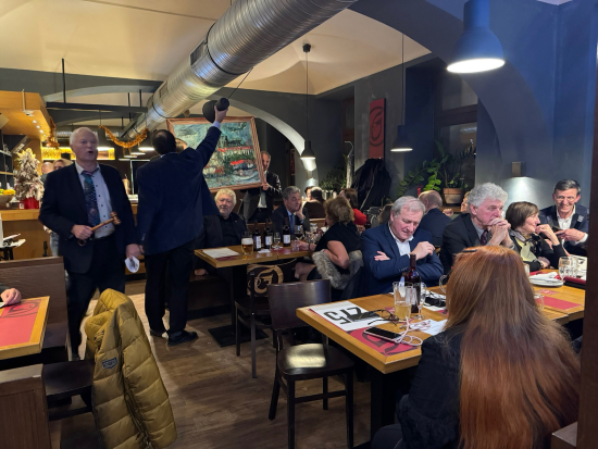 Dobročinná aukce obrazu Pražský hrad od Václava Houdka, obraz věnoval Petr Čáp