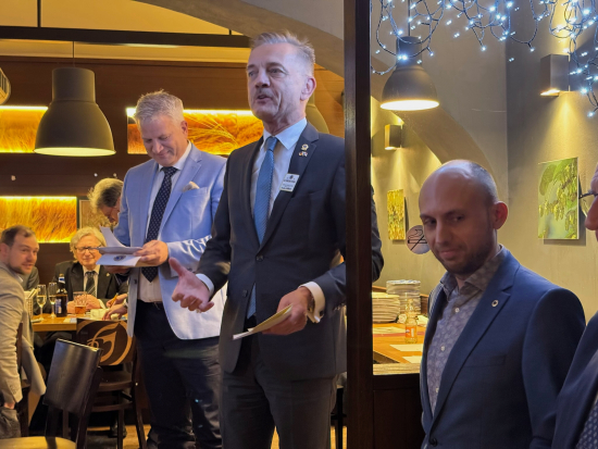 Viceguvernér distriktu D-111 Christian Flössner zdraví členy klubu