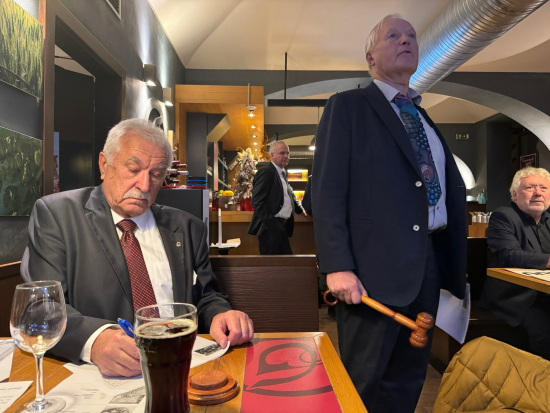 Licitátor Jaroslav Ježek a hlavní zapisovatel, člen klubu Tomáš Spurný