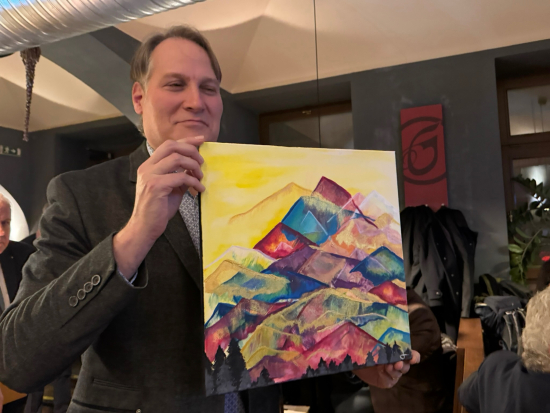 Dobročinná aukce obrazu Nepál od Jany Janouškové, obraz věnoval Petr Hodek