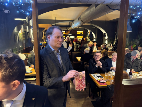 Aukční předměty od dětí z dětského domova pomáhal prezentovat nový člen klubu Michal Ježek