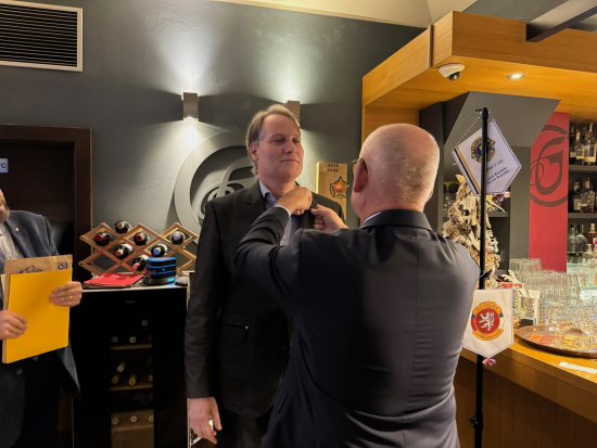 Vojtěch Trapl připíná odznak novému členu Michalu Ježkovi