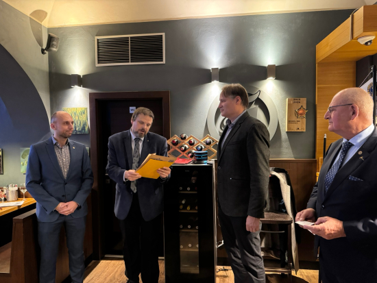 Sekretář klubu Jan Haur čte Etický kodex člena lionského hnutí