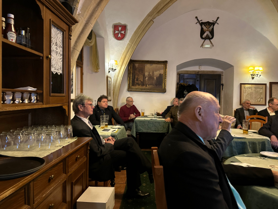 Členové naslouchají