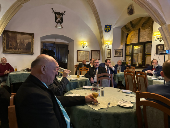 Členové naslouchají