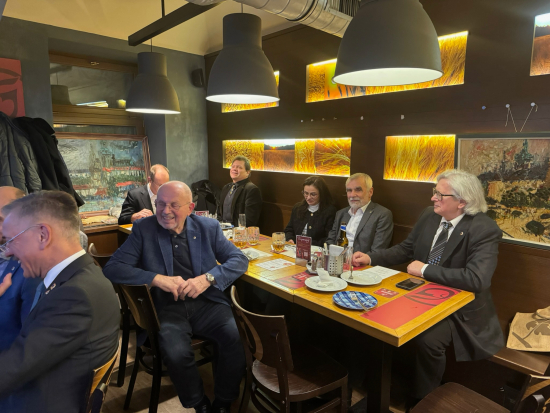 Členové klubu Miloslav Pichrt, Tomáš Koblas, Jaroslav Drápal, Jiří Bříza s dcerou a Jaromír Kaulfus