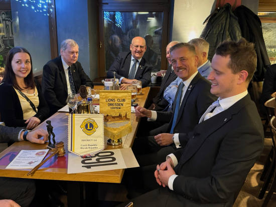 Klubové vlajky a členové obou klubů